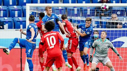 Der geht rein. Hoffenheims Torschütze Ermin Bicakcic (l.) schießt an Münchens Torwart Manuel Neuer (r) vorbei das Tor zum 1:0. gegen die Bayern.