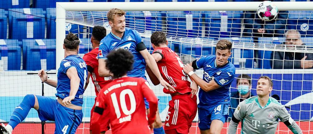 Der geht rein. Hoffenheims Torschütze Ermin Bicakcic (l.) schießt an Münchens Torwart Manuel Neuer (r) vorbei das Tor zum 1:0. gegen die Bayern.