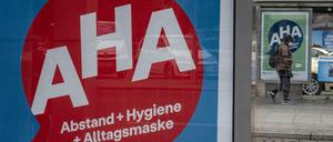 Vielerorts propagiert: die "AHA-Regel" - wie hier auf einer Werbetafel an einer Berliner Bushaltestelle.