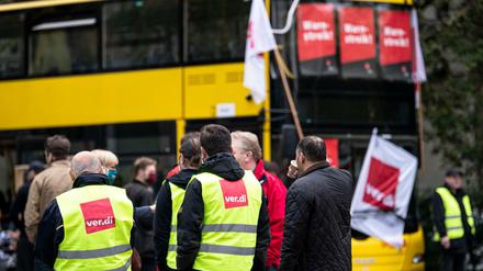 Mitarbeiter der Berliner Verkehrsbetriebe (BVG) streiken vor dem BVG Betriebshof Cicerostraße.