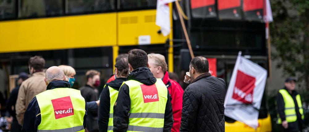 Mitarbeiter der Berliner Verkehrsbetriebe (BVG) streiken vor dem BVG Betriebshof Cicerostraße.