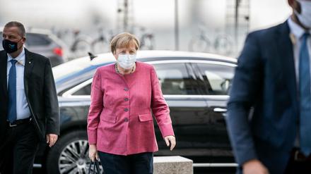 Bundeskanzlerin Angela Merkel (CDU) kommt mit Mund-Nasen-Schutz zur Sitzung der CDU/CSU-Bundestagsfraktion am Bundestag an.