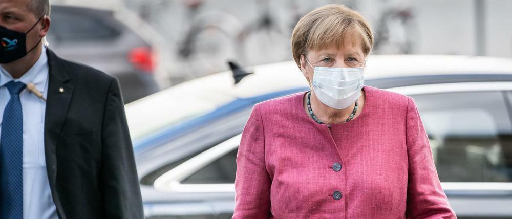 Bundeskanzlerin Angela Merkel (CDU) kommt mit Mund-Nasen-Schutz zur Sitzung der CDU/CSU-Bundestagsfraktion am Bundestag an.