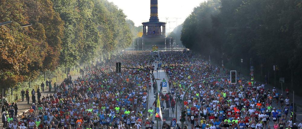 Bild aus vergangenen Zeiten: Zehntausende Marathonläufer nahe der Siegessäule.