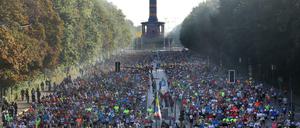 Bild aus vergangenen Zeiten: Zehntausende Marathonläufer nahe der Siegessäule.