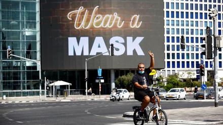 Ein Plakat in Tel Aviv weist die Menschen an, Maske zu tragen.