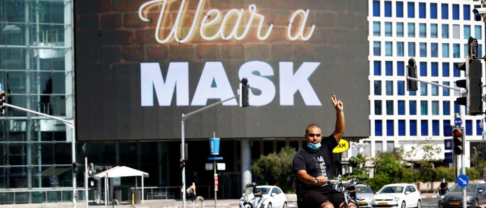 Ein Plakat in Tel Aviv weist die Menschen an, Maske zu tragen.