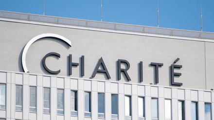 Die Sonne scheint auf das Hauptgebäude der Charité.