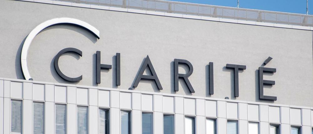 Die Sonne scheint auf das Hauptgebäude der Charité.