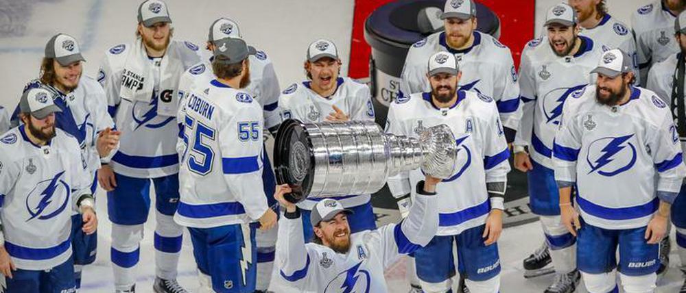 Victor Hedman mit dem Pokal. Der Schwede war der beste Spieler der Play-offs.