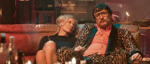 Der Kinoschreck Rainer Werner Fassbinder (Oliver Masucci) mit seiner Teilzeit-Lebenspartnerin Gudrun (Katja Riemann). 