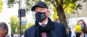 Boris Becker erscheint am Donnerstag mit einer Maske vor einem Gericht in London.