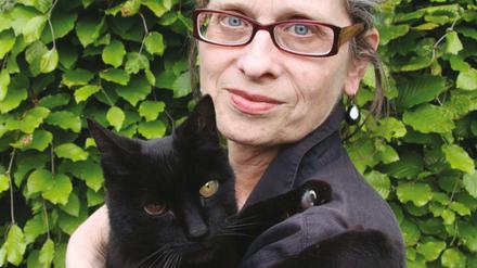 Mach's kurz. Lydia Davis. Und ihre Katze. Undatierte Aufnahme.