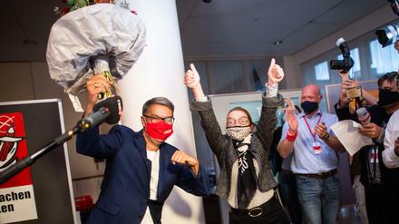Thomas Westphal (SPD) feiert in Dortmund den Wahlsieg mit Maske.