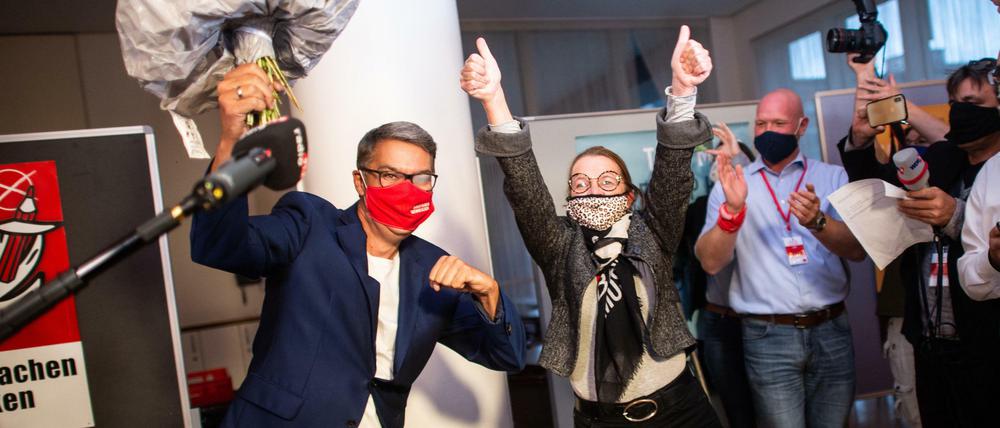 Thomas Westphal (SPD) feiert in Dortmund den Wahlsieg mit Maske.