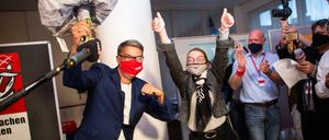 Thomas Westphal (SPD) feiert in Dortmund den Wahlsieg mit Maske.
