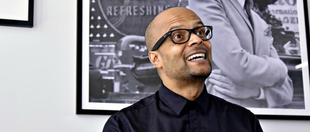 Der Musikmanager Patrick Mushatsi-Kareba (46) in seinem Büro am neuen Firmensitz von Sony Music Entertainment.