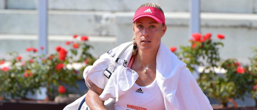 Nach Kerber nix. Die beste deutsche Tennisspielerin verlässt enttäuscht den Platz.