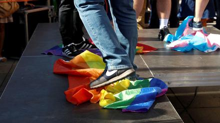 Bei einer LGBT-feindlichen Demo in Warschau trampelten im August Teilnehmende auf Regenbogen- und Transfahnen herum.