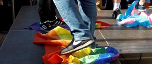 Bei einer LGBT-feindlichen Demo in Warschau trampelten im August Teilnehmende auf Regenbogen- und Transfahnen herum.