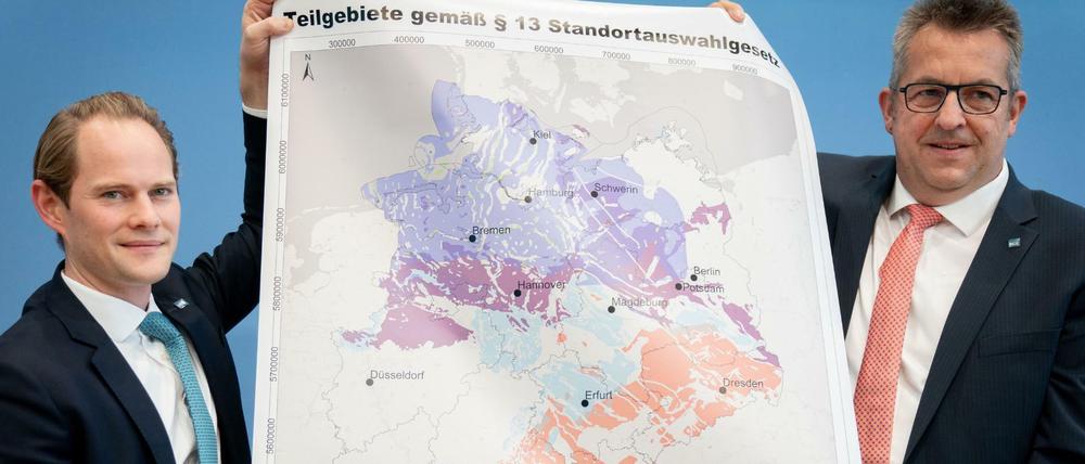  Stefan Studt (r), Vorsitzender der Geschäftsführung der Bundesgesellschaft für Endlagerung (BGE), und Steffen Kanitz, Mitglied der Geschäftsführung der BGE, zeigen eine Landkarte am Rande der Präsentation des Zwischenberichts mit Teilgebieten für die Endlagersuche.