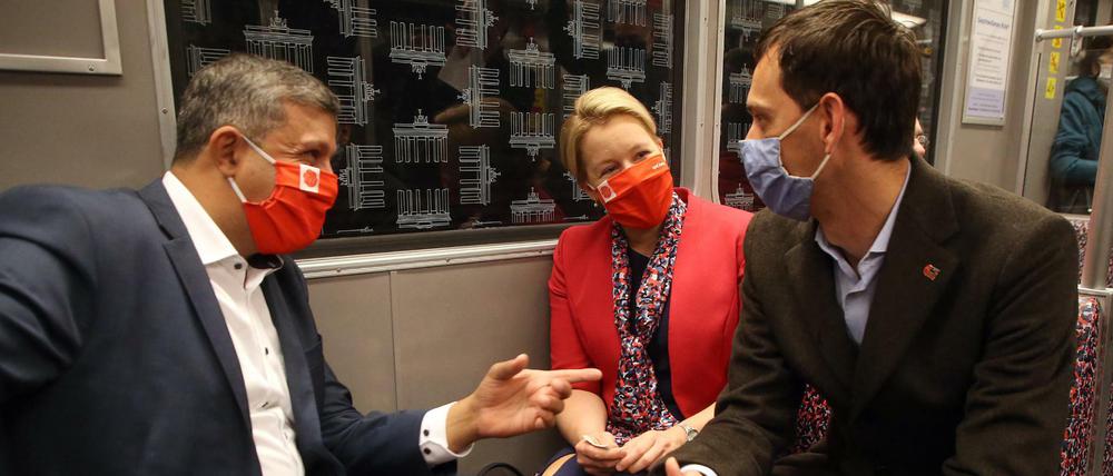 Drei in einer U-Bahn, in Neukölln: SPD-Fraktionschef Raed Saleh, die designierte SPD-Spitzenkandidatin Franziska Giffey und der Bezirksbürgermeister Martin Hikel (SPD). 