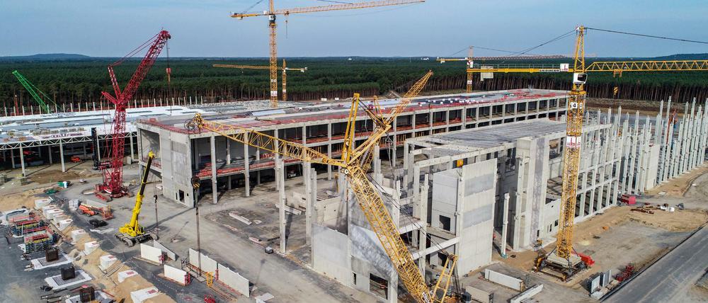 Obwohl das umweltrechtliche Genehmigungsverfahren noch offen ist, baut Tesla bereits in Grünheide - auf eigenes Risiko.