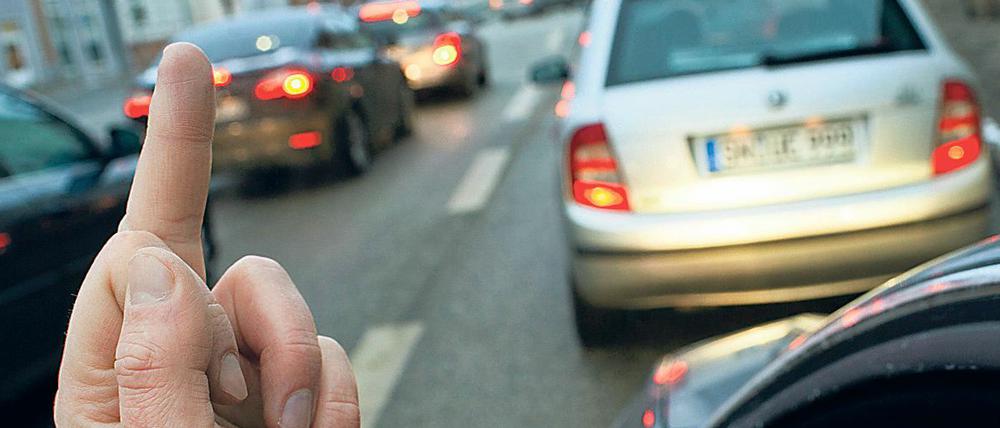 Auch eine Form des Autofahrergrußes: der ausgestreckte Mittelfinger.