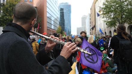 Buntes Treiben: Bei der letzten Blockade von Extinction Rebellion Ende letzten Jahres mussten noch keine Abstände eingehalten werden.