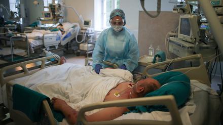 Die Zahl der Intensivpatienten in Deutschland steigt – und folgt damit der Entwicklung in Spanien und Frankreich.