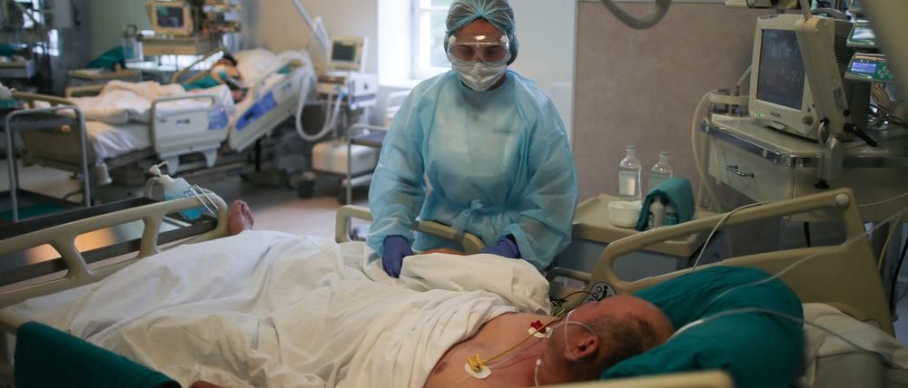 Die Zahl der Intensivpatienten in Deutschland steigt – und folgt damit der Entwicklung in Spanien und Frankreich.