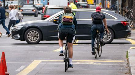 Die Kantstraße hatte bis vor kurzem keinerlei Infrastruktur für Radfahrer. Jetzt gibt es eine Pop-Up-Spur.