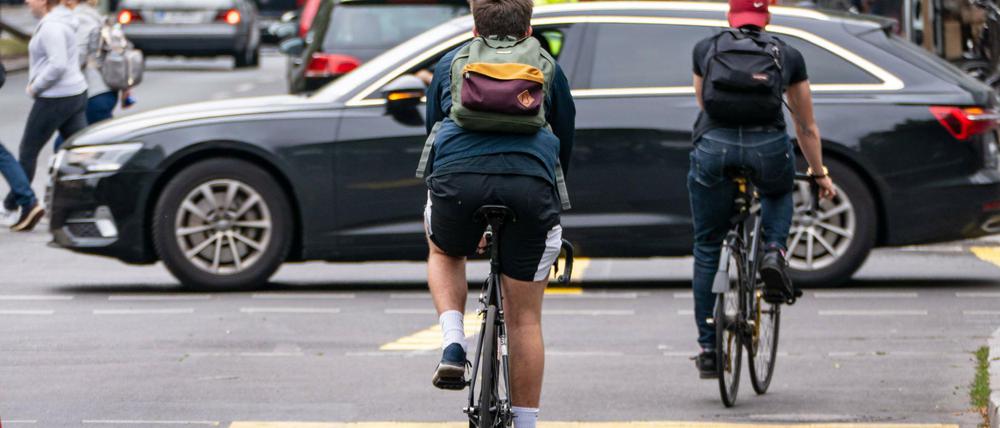 Die Kantstraße hatte bis vor kurzem keinerlei Infrastruktur für Radfahrer. Jetzt gibt es eine Pop-Up-Spur.
