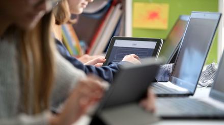 Deutschland hinkt zumindest im Jahr 2018 bei der digitalen Schulausstattung international deutlich hinterher. 