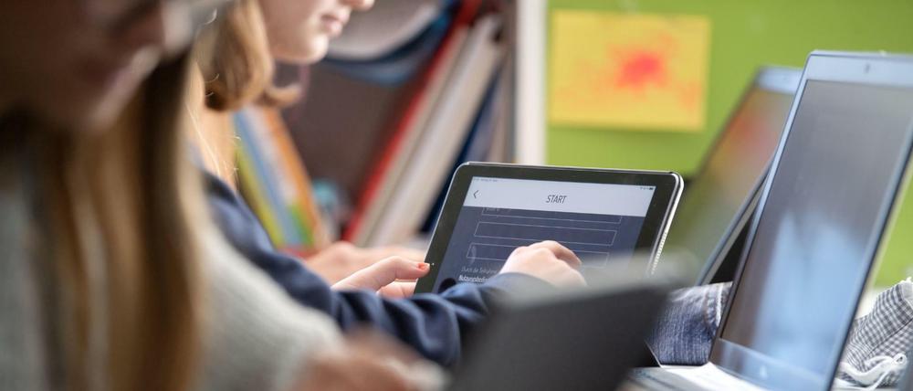 Deutschland hinkt zumindest im Jahr 2018 bei der digitalen Schulausstattung international deutlich hinterher. 