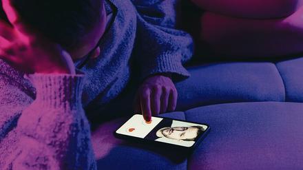 Match! Tinder ist heute Inbegriff des Online-Datings. Doch bereits in den 1960er Jahren übernahmen neue computergestützte Anbieter in den USA und Westeuropa die Partnervermittlung von vormals gewerblichen oder kirchlichen Eheanbahnungsinstituten.