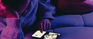 Match! Tinder ist heute Inbegriff des Online-Datings. Doch bereits in den 1960er Jahren übernahmen neue computergestützte Anbieter in den USA und Westeuropa die Partnervermittlung von vormals gewerblichen oder kirchlichen Eheanbahnungsinstituten.