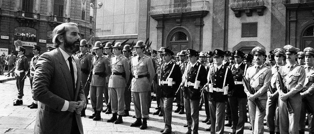 Richter Giovanni Falcone 1982 während des Staatsbegräbnisses für Carlo Alberto Dalla Chiesa, den Polizeichef von Palermo. Exakt zehn Jahre später ermordete die Cosa Nostra auch Falcone und seinen Freund und engsten Mitstreiter im Kampf gegen die Cosa Nostra, Paolo Borsellino.
