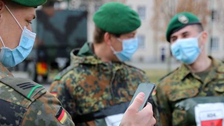 Soldaten in Berlin testen die CoronaApp