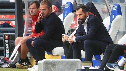 Hassan Salihamidzic (r.) soll Trainer Hansi Flick noch ein paar Spieler spendieren.