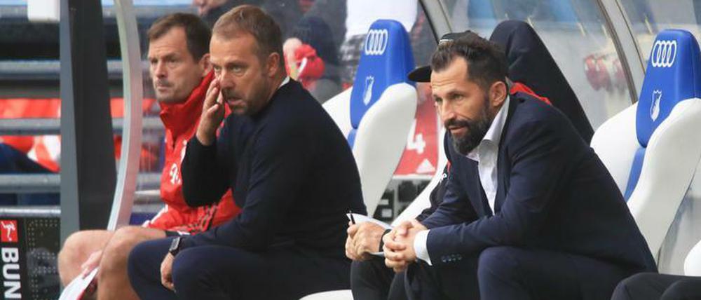 Hassan Salihamidzic (r.) soll Trainer Hansi Flick noch ein paar Spieler spendieren.