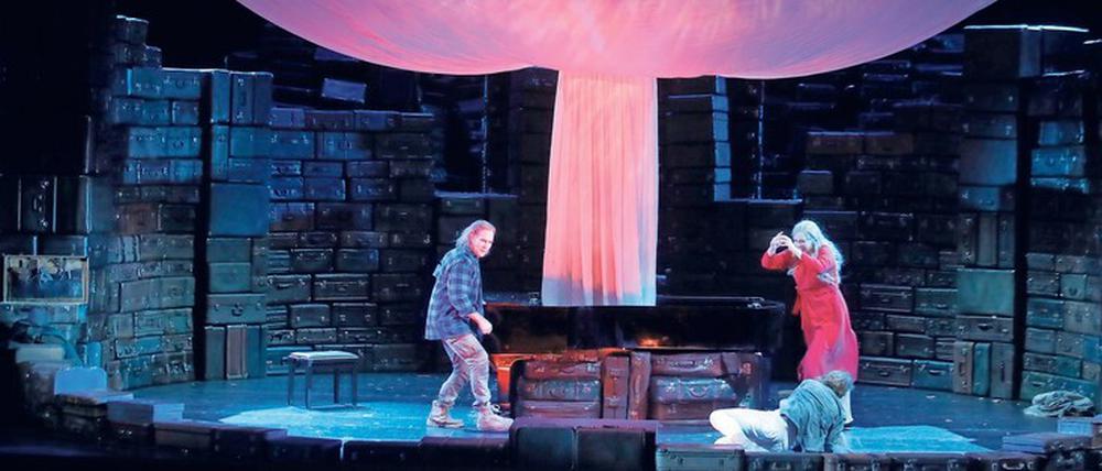 Wüste Darstellung. Brandon Jovanovich als Siegmund, Lise Davidson als Sieglinde in Herheims „Walküre“.