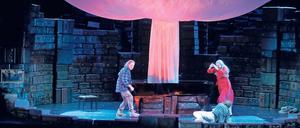 Wüste Darstellung. Brandon Jovanovich als Siegmund, Lise Davidson als Sieglinde in Herheims „Walküre“. 