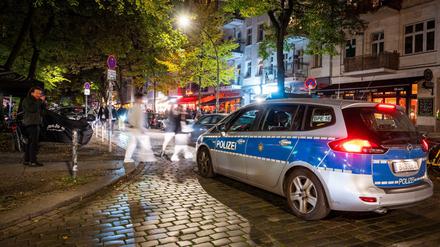 Ein Polizeiauto fährt zur Kontrolle der Sperrstunde durch Berlin-Friedrichshain