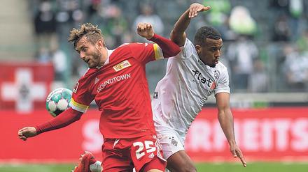 Nimm du, ich hab. Marcus Thuram (r.) bereitete Unions Christopher Lenz nicht nur in dieser Szene Probleme.