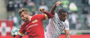 Nimm du, ich hab. Marcus Thuram (r.) bereitete Unions Christopher Lenz nicht nur in dieser Szene Probleme.