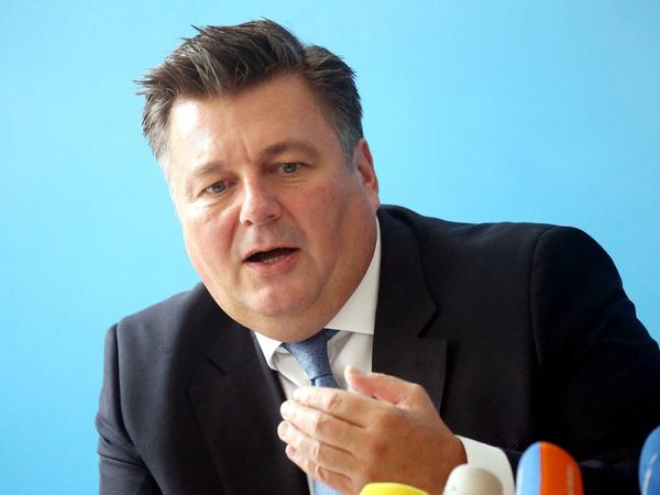 Innensenator Andreas Geisel (SPD) will nun externe Ermittler mit einer erneuten Untersuchung der Anschlagsserie betrauen.