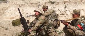 Aserbaidschanische Soldaten beschießen Berg Karabach.