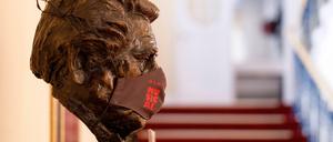 Hält sich an die Regeln. Die Büste von Willy Millowitch in der Kölner Volksbühne am Rudolfplatz.