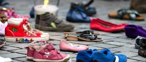 Sind so kleine Füße. Schweigeaktion für die "Kinder von Lügde".